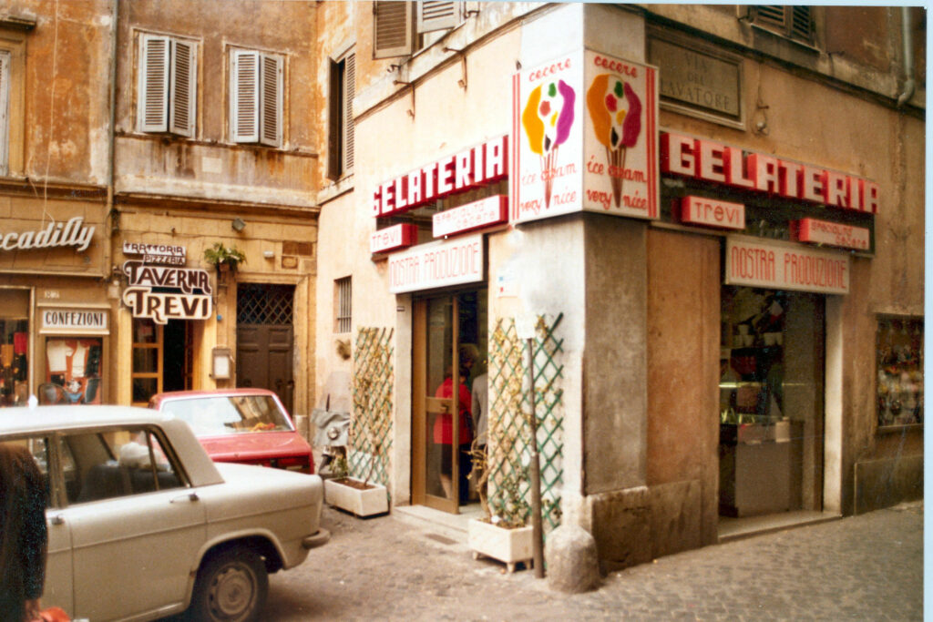 La storica gelateria a Fontana di Trevi